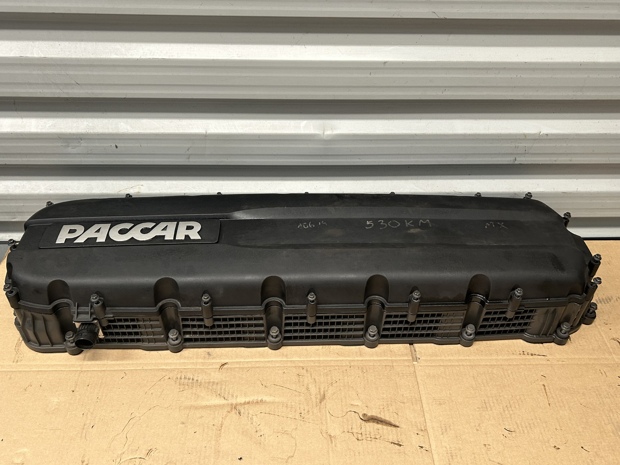 DAF ENGINE VALVE COVER + SPACER FRAME XF 106 - Cabeça do motor: foto 1 DAF ENGINE VALVE COVER + SPACER FRAME XF 106 - Cabeça do motor: foto 1
