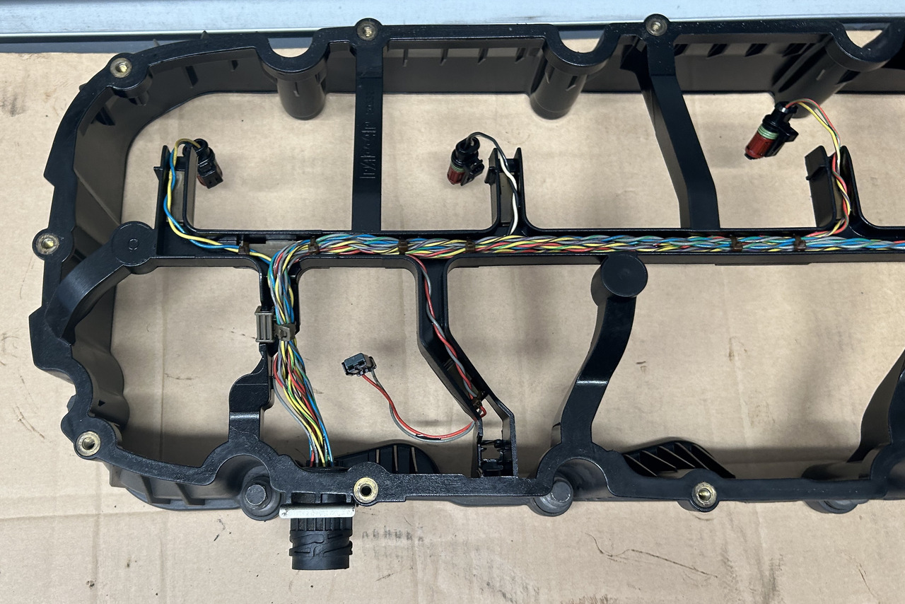 DAF SPACER FRAME ENGINE VALVE COVER XF 106 480 2033255 - Cabeça do motor: foto 4 DAF SPACER FRAME ENGINE VALVE COVER XF 106 480 2033255 - Cabeça do motor: foto 4