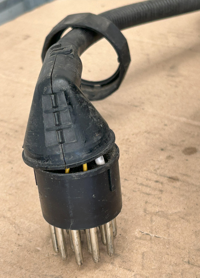 DAF XF 106 TRAILER SOCKET ELECTRICAL HARNESS - Cables/ Wire harness: foto 5 DAF XF 106 TRAILER SOCKET ELECTRICAL HARNESS - Cables/ Wire harness: foto 5