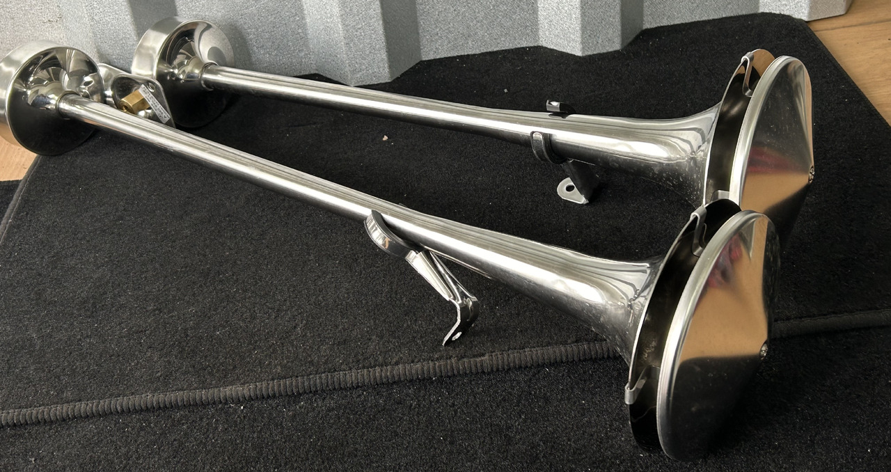 FIAMM 2 TRUMPETS, SHORT + LONG + ASSEMBLY KIT FIAMM, ORIGINAL FOR MERCEDES ACTROS MP5 - Peça universal: foto 1 FIAMM 2 TRUMPETS, SHORT + LONG + ASSEMBLY KIT FIAMM, ORIGINAL FOR MERCEDES ACTROS MP5 - Peça universal: foto 1