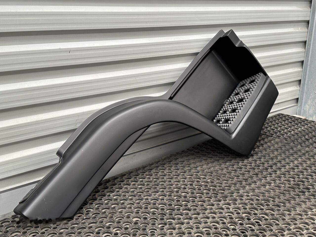 IVECO EUROCARGO RIGHT 500343257 IVECO 500343257 - Estribo para Camião: foto 2 IVECO EUROCARGO RIGHT 500343257 IVECO 500343257 - Estribo para Camião: foto 2