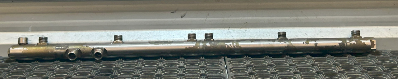 MERCEDES-BENZ Commonrail pressure pipe ACTROS MP4 - Sistema de combustível para Camião: foto 1 MERCEDES-BENZ Commonrail pressure pipe ACTROS MP4 - Sistema de combustível para Camião: foto 1