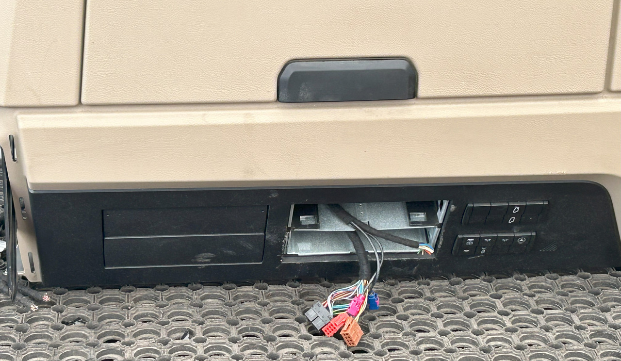 MERCEDES-BENZ UPPER COCKPIT STORAGE COMPARTMENTS SHELVES SHELF STORAGE COMPARTMENT GIGA SPACE CAB - Cabine e interior: foto 2 MERCEDES-BENZ UPPER COCKPIT STORAGE COMPARTMENTS SHELVES SHELF STORAGE COMPARTMENT GIGA SPACE CAB - Cabine e interior: foto 2