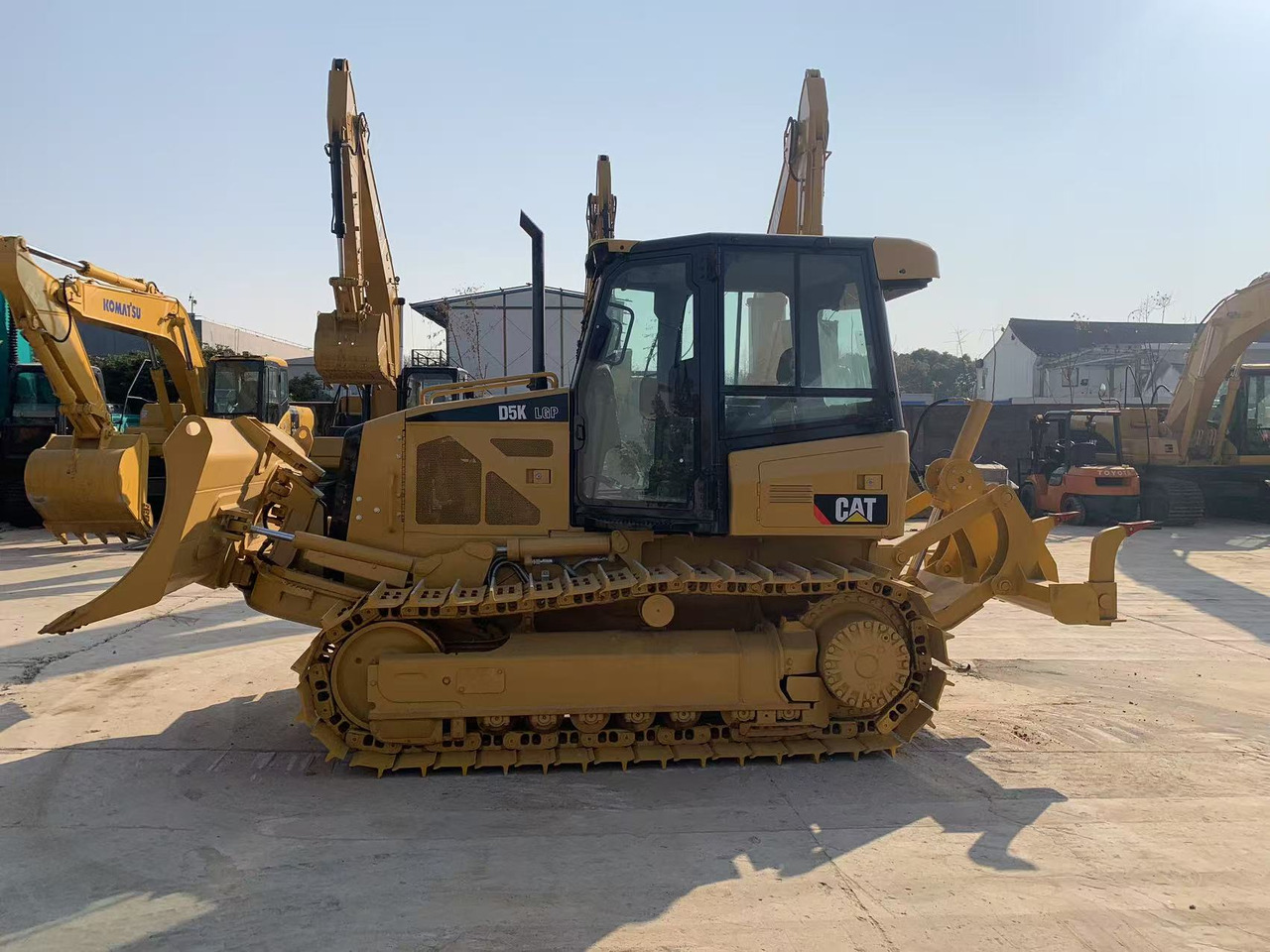 Caterpillar Bulldozer CAT D5G, D5K Good Price Japan Origin Tractor - Buldôzer: foto 2 Caterpillar Bulldozer CAT D5G, D5K Good Price Japan Origin Tractor - Buldôzer: foto 2