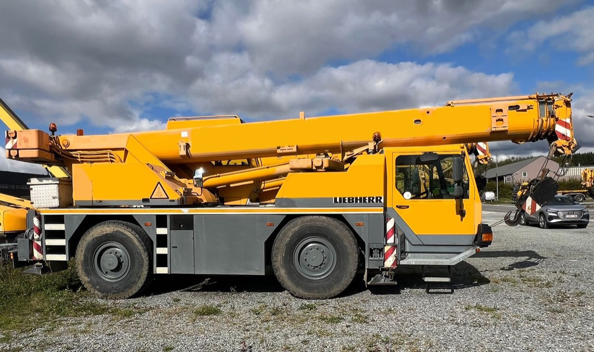 LIEBHERR LTM 1030/2 - Grua todo o terreno: foto 2 LIEBHERR LTM 1030/2 - Grua todo o terreno: foto 2
