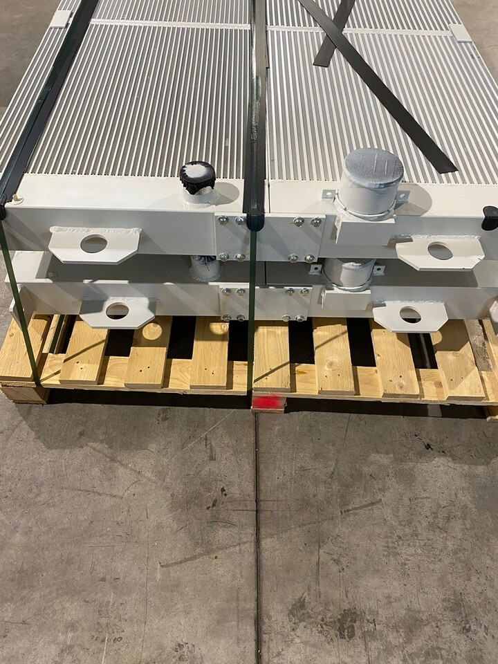 O&K Terex Water radiator RH120 Cat 6030 3672533 1459344 533-9472 - Radiador para Camião: foto 2 O&K Terex Water radiator RH120 Cat 6030 3672533 1459344 533-9472 - Radiador para Camião: foto 2