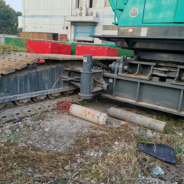 2005 KOBELCO 7150 - Guindaste sobre esteiras: foto 2 2005 KOBELCO 7150 - Guindaste sobre esteiras: foto 2