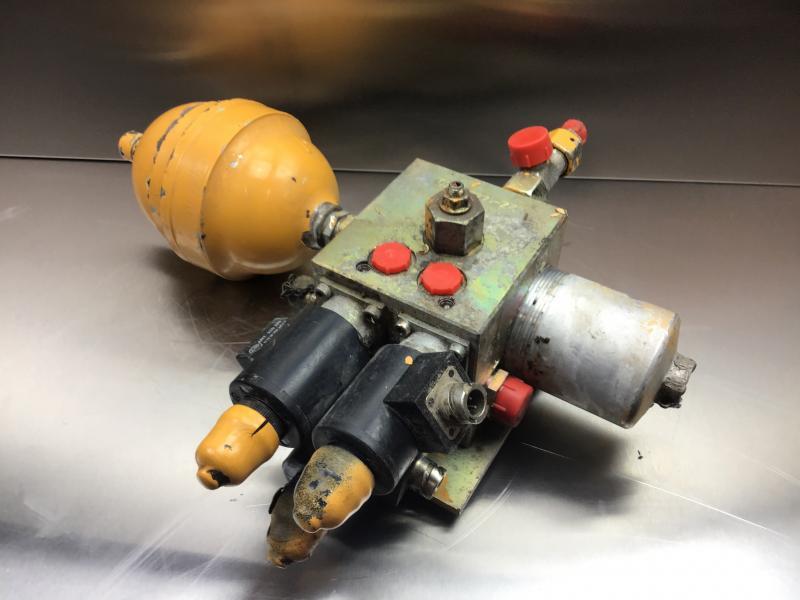 Liebherr Oil Pilot Valve - Válvula hidráulica para Máquina de construção: foto 1 Liebherr Oil Pilot Valve - Válvula hidráulica para Máquina de construção: foto 1