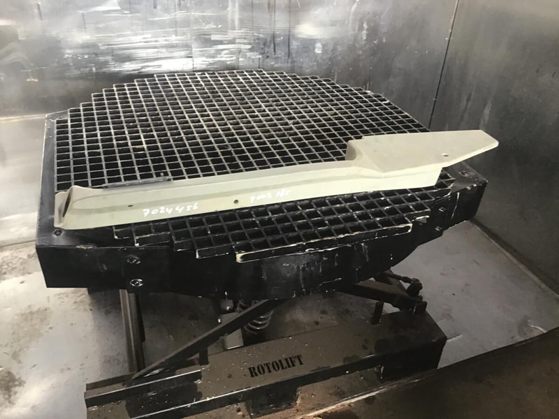 Liebherr R914STD / R914HDSL / R914B / R914 EW / R904 / R924 B / R934 / R934B / R954B / R964B / R974B / R974 - Tubo de admissão: foto 1 Liebherr R914STD / R914HDSL / R914B / R914 EW / R904 / R924 B / R934 / R934B / R954B / R964B / R974B / R974 - Tubo de admissão: foto 1