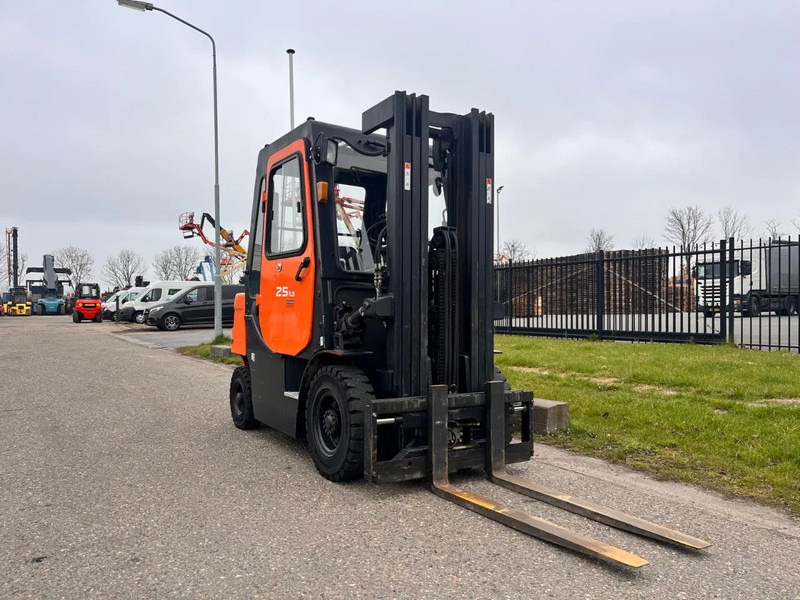 Doosan D25G PLUS - Empilhador: foto 3 Doosan D25G PLUS - Empilhador: foto 3