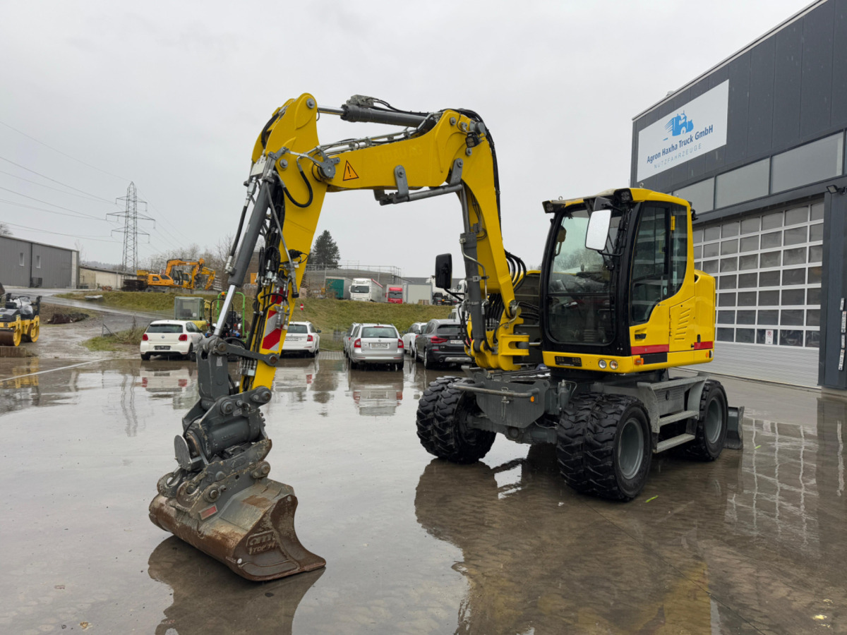 LIEBHERR 910 Compact Litronic Powertilt - Escavadeira de rodas: foto 1 LIEBHERR 910 Compact Litronic Powertilt - Escavadeira de rodas: foto 1