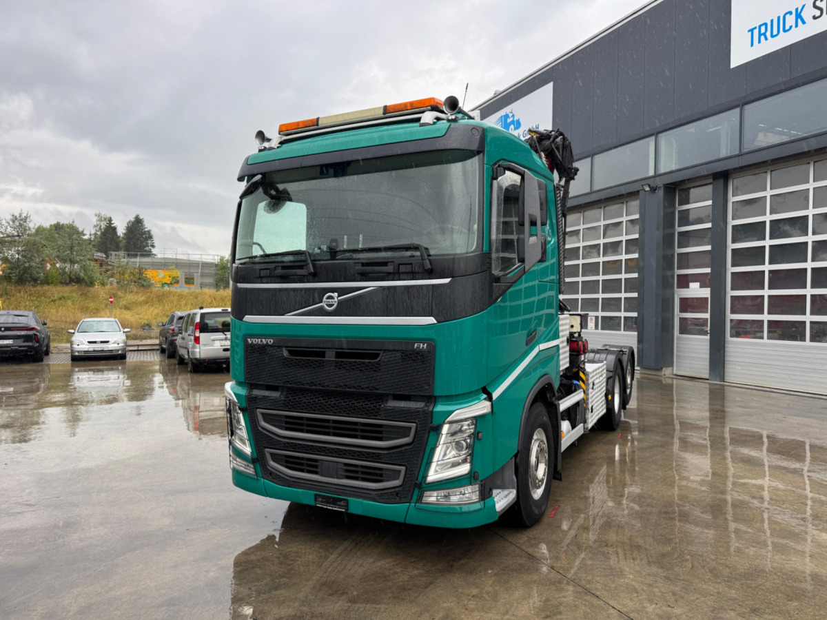 VOLVO FH-540 6x2 Tajfun L300Z - Camião de transporte de madeira, Camião grua: foto 1 VOLVO FH-540 6x2 Tajfun L300Z - Camião de transporte de madeira, Camião grua: foto 1