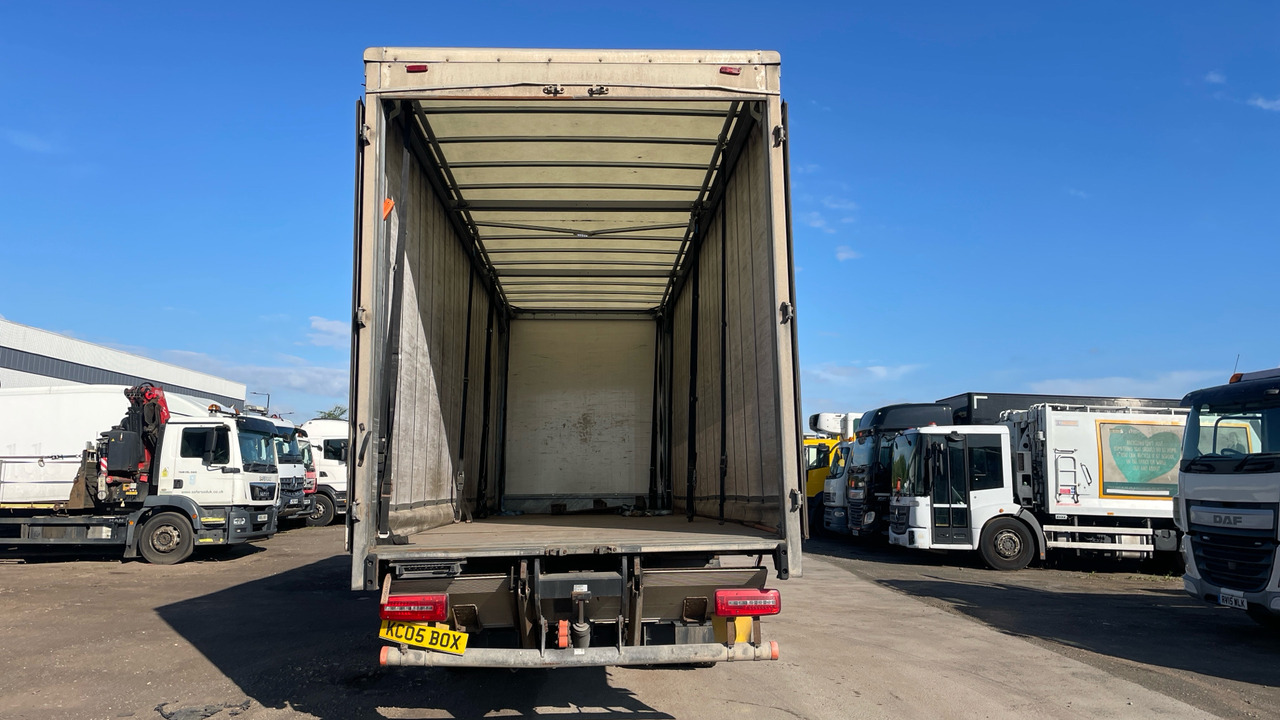 Camião de lona DAF LF 210: foto 10