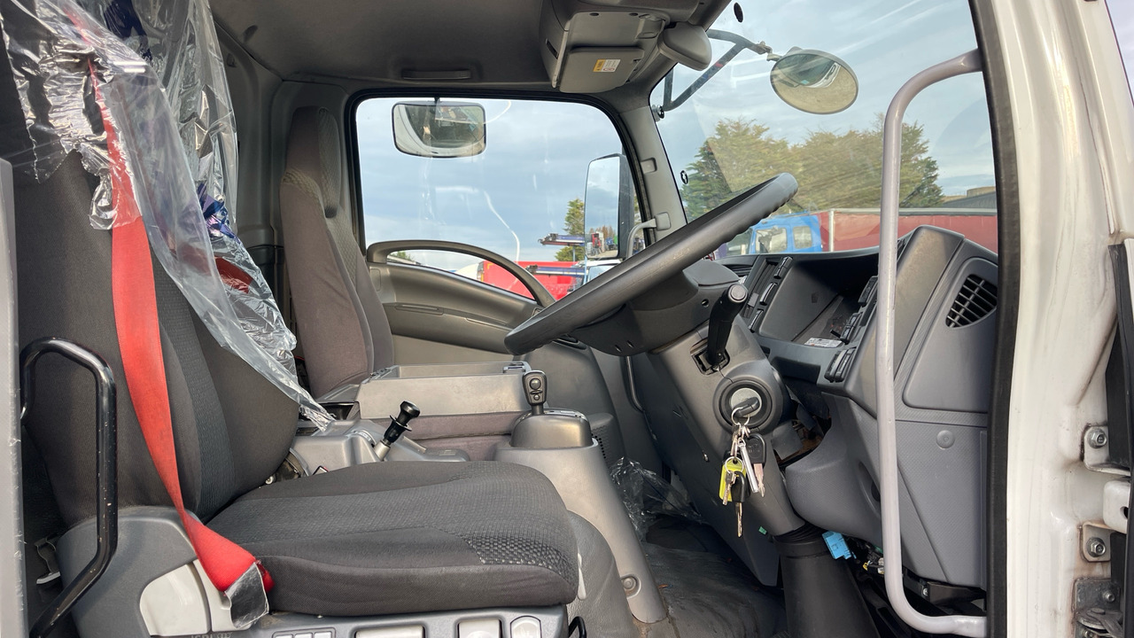 ISUZU F135 240 - Camião frigorífico: foto 5 ISUZU F135 240 - Camião frigorífico: foto 5