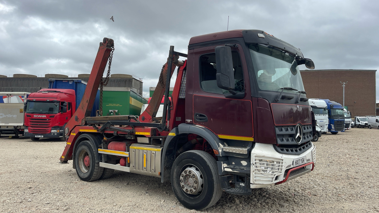 MERCEDES-BENZ AROCS - Camião multibenne: foto 1 MERCEDES-BENZ AROCS - Camião multibenne: foto 1