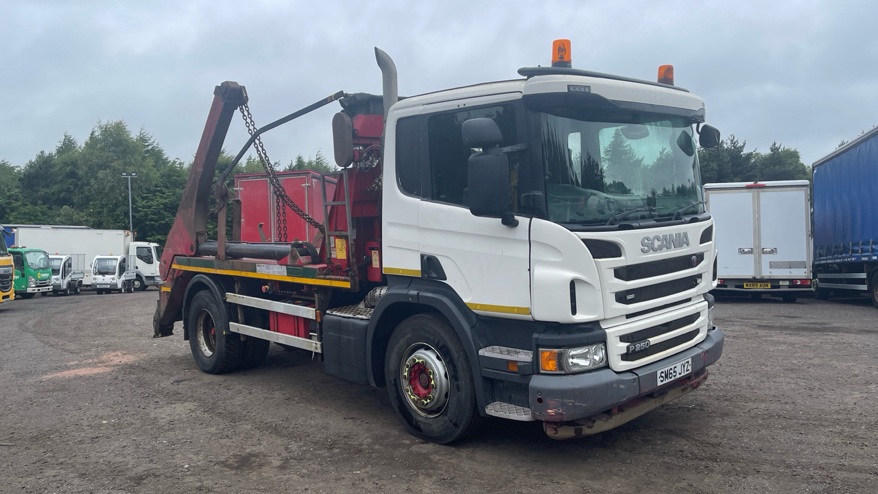 SCANIA P 250 - Camião multibenne: foto 1 SCANIA P 250 - Camião multibenne: foto 1