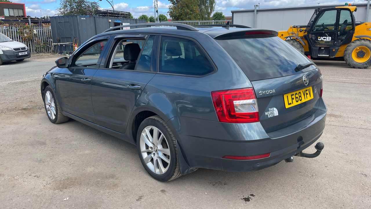 SKODA OCTAVIA 2.0 TDI SE - Carrinha: foto 3 SKODA OCTAVIA 2.0 TDI SE - Carrinha: foto 3