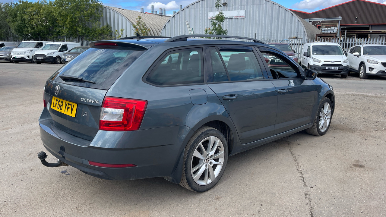 SKODA OCTAVIA 2.0 TDI SE - Carrinha: foto 4 SKODA OCTAVIA 2.0 TDI SE - Carrinha: foto 4