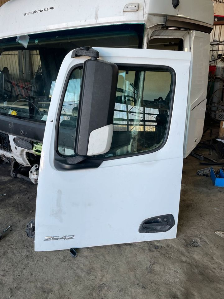 Actros MP4 Fahrertür, Tür Links Weiß Spiegel Innenverkleidung - Porta e peças para Camião: foto 1 Actros MP4 Fahrertür, Tür Links Weiß Spiegel Innenverkleidung - Porta e peças para Camião: foto 1