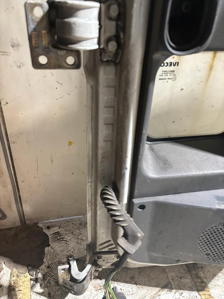 IVECO EURO CARGO Beifahrertür,weiß,Innenverkleidung LN 20 - Porta e peças para Camião: foto 4 IVECO EURO CARGO Beifahrertür,weiß,Innenverkleidung LN 20 - Porta e peças para Camião: foto 4