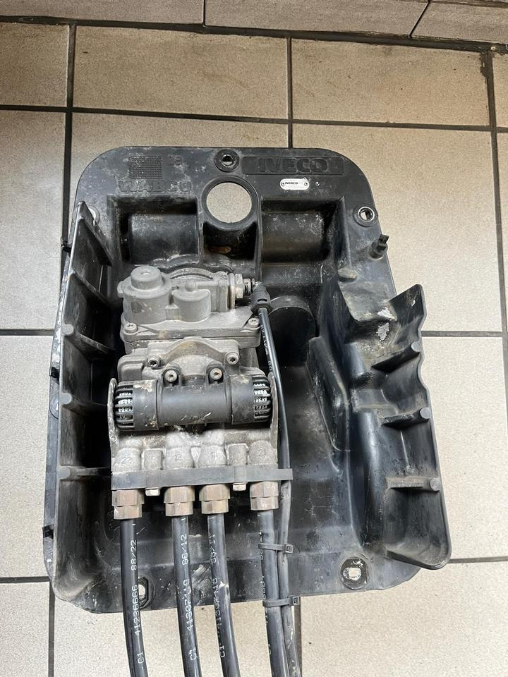 IVECO STRALIS 450 Fußbremsventil Bremsventil WABCO 9650019060 - Válvula de freio para Camião: foto 1 IVECO STRALIS 450 Fußbremsventil Bremsventil WABCO 9650019060 - Válvula de freio para Camião: foto 1