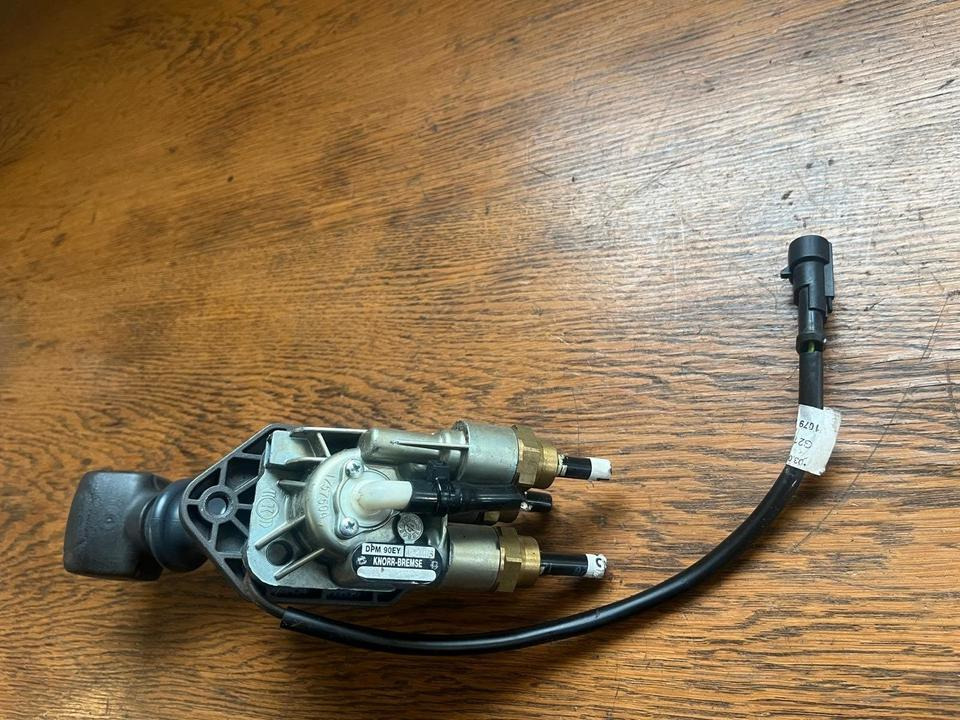 IVECO Stralis KNORR-BREMSE Bremsventil Handbremsventil DPM90EY - Válvula de freio para Camião: foto 3 IVECO Stralis KNORR-BREMSE Bremsventil Handbremsventil DPM90EY - Válvula de freio para Camião: foto 3