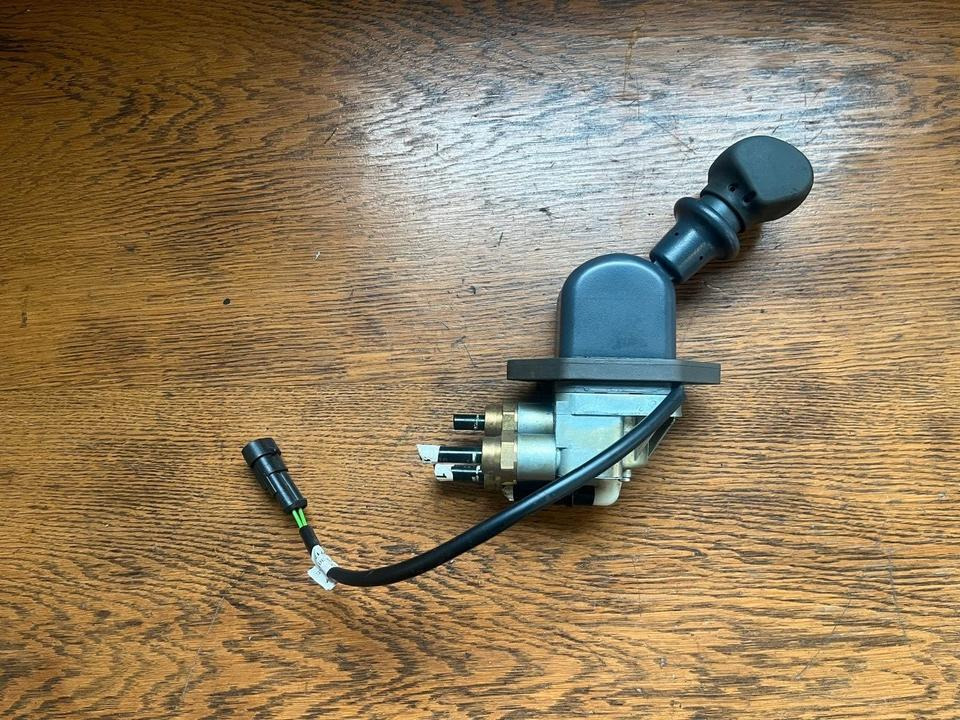 IVECO Stralis KNORR-BREMSE Bremsventil Handbremsventil DPM90EY - Válvula de freio para Camião: foto 1 IVECO Stralis KNORR-BREMSE Bremsventil Handbremsventil DPM90EY - Válvula de freio para Camião: foto 1