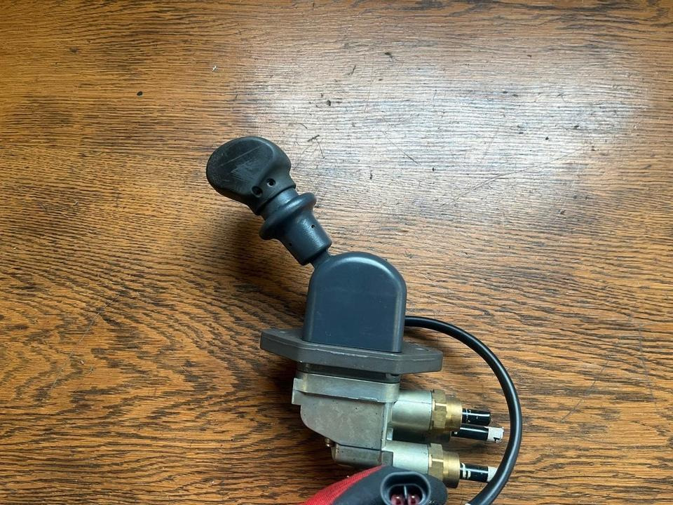 IVECO Stralis KNORR-BREMSE Bremsventil Handbremsventil DPM90EY - Válvula de freio para Camião: foto 4 IVECO Stralis KNORR-BREMSE Bremsventil Handbremsventil DPM90EY - Válvula de freio para Camião: foto 4