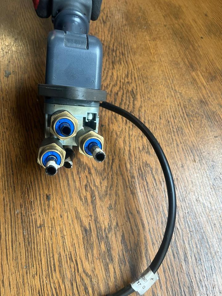 IVECO Stralis KNORR-BREMSE Bremsventil Handbremsventil DPM90EY - Válvula de freio para Camião: foto 5 IVECO Stralis KNORR-BREMSE Bremsventil Handbremsventil DPM90EY - Válvula de freio para Camião: foto 5