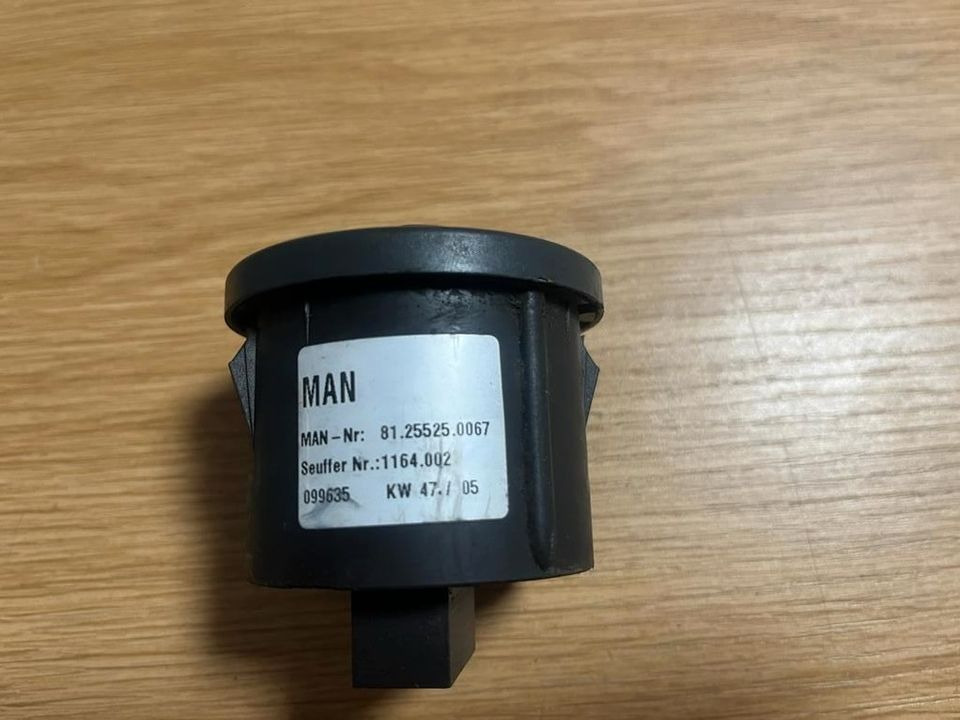 MAN TGA TGL TGS TGX Schalter Achssperre 81255250067 - Sistema elétrico para Camião: foto 2 MAN TGA TGL TGS TGX Schalter Achssperre 81255250067 - Sistema elétrico para Camião: foto 2