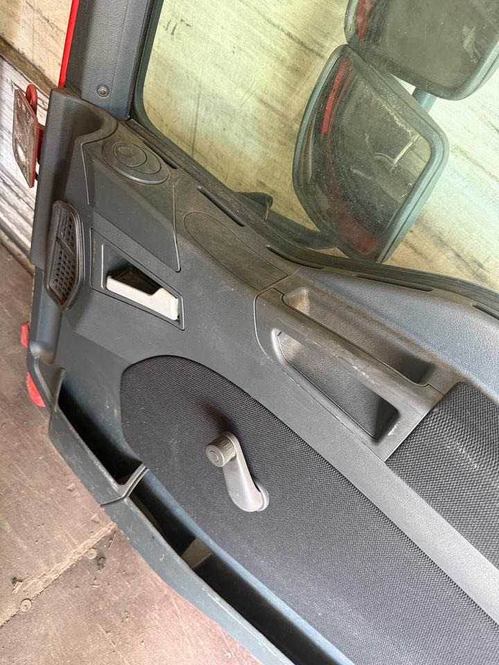 MAN TGM Beifahrertür Rot Spiegel Innenverkleidung LN 66 - Porta e peças para Camião: foto 3 MAN TGM Beifahrertür Rot Spiegel Innenverkleidung LN 66 - Porta e peças para Camião: foto 3