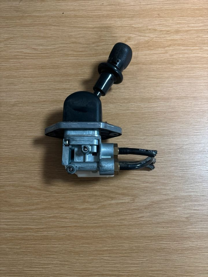 MAN WABCO Handbremsventil / Festellbremse 81.52315-6156 - Manete de mudanças para Camião: foto 2 MAN WABCO Handbremsventil / Festellbremse 81.52315-6156 - Manete de mudanças para Camião: foto 2