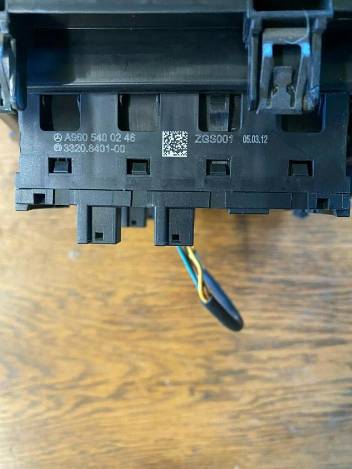 Mercedes Actros MP4 Bedienungspanel A 960 540 02 46 - Cabine e interior para Camião: foto 4 Mercedes Actros MP4 Bedienungspanel A 960 540 02 46 - Cabine e interior para Camião: foto 4