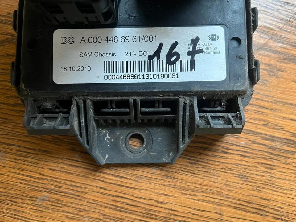 Mercedes Actros MP4 Frontmodul A0004466961 - Sistema elétrico para Camião: foto 2 Mercedes Actros MP4 Frontmodul A0004466961 - Sistema elétrico para Camião: foto 2