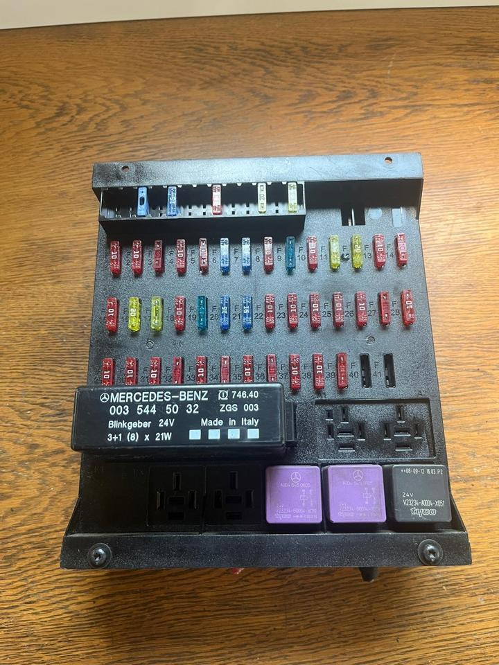 Mercedes Atego Sicherungskasten (Zentralelektrik) A0015433615 - Fusível para Camião: foto 2 Mercedes Atego Sicherungskasten (Zentralelektrik) A0015433615 - Fusível para Camião: foto 2