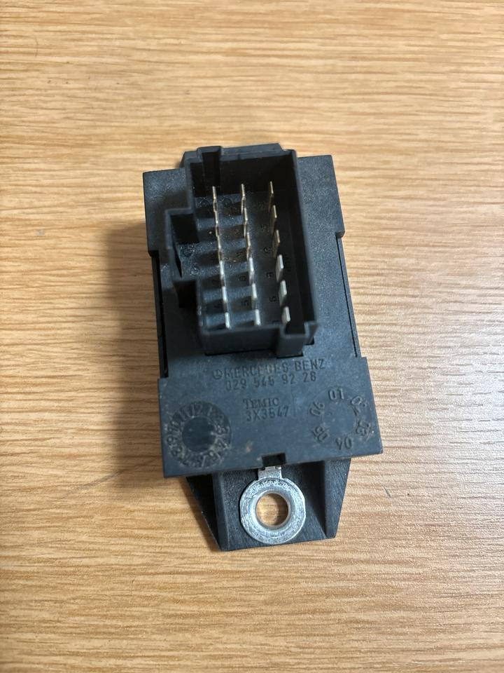 Mercedes Atego elektromagnetischer Filter A0295459228 - Sistema elétrico para Camião: foto 2 Mercedes Atego elektromagnetischer Filter A0295459228 - Sistema elétrico para Camião: foto 2