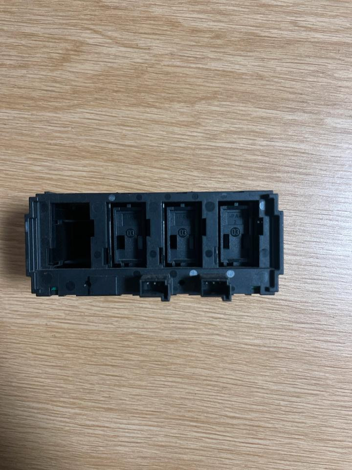 Mercedes-Benz Actros MP4 Kabinenlichtschalter A9605400046 - Sistema elétrico para Camião: foto 2 Mercedes-Benz Actros MP4 Kabinenlichtschalter A9605400046 - Sistema elétrico para Camião: foto 2