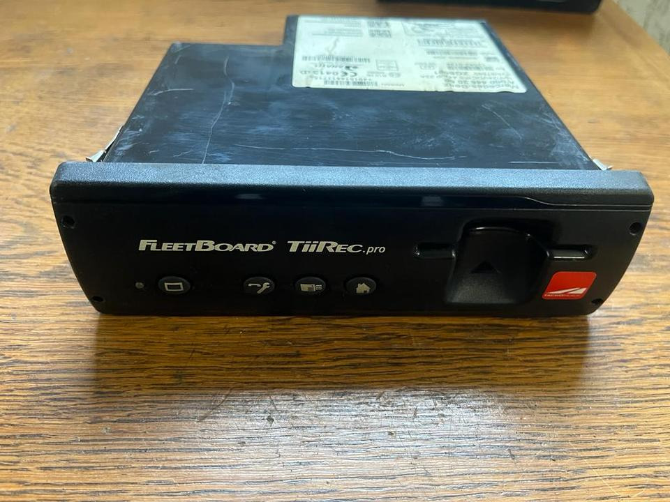 Mercedes-Benz Actros MP4 Tachograph FLEETBOARD A0004462060 - Tacógrafo para Camião: foto 1 Mercedes-Benz Actros MP4 Tachograph FLEETBOARD A0004462060 - Tacógrafo para Camião: foto 1