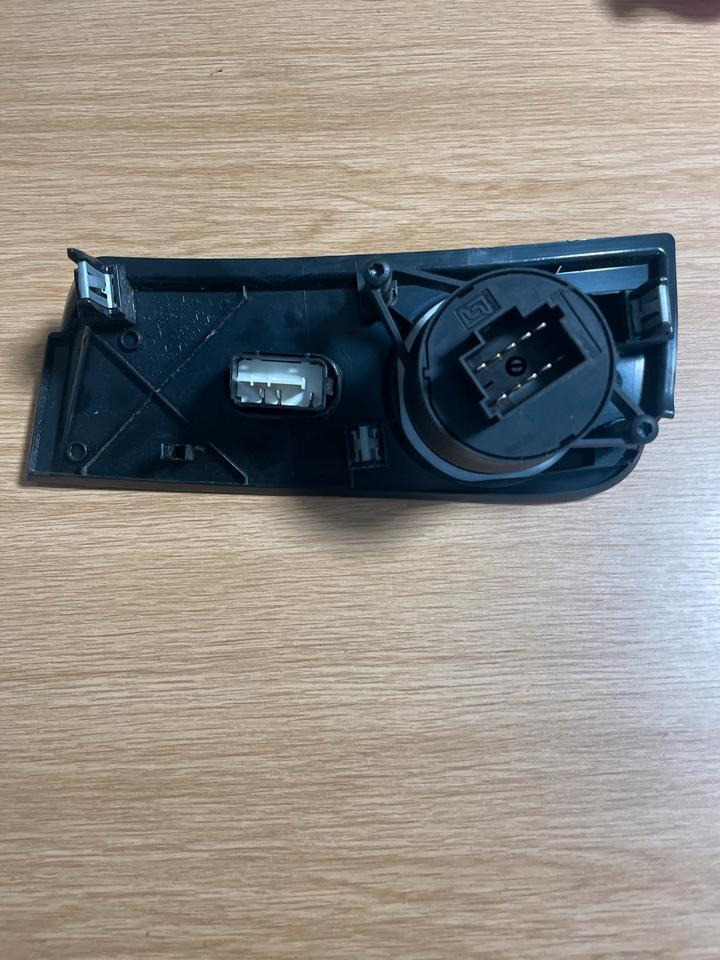 Mercedes-Benz Atego Lichtschalter A9406800439 - Sistema elétrico para Camião: foto 2 Mercedes-Benz Atego Lichtschalter A9406800439 - Sistema elétrico para Camião: foto 2