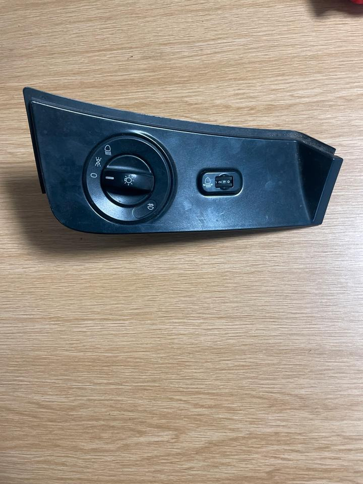 Mercedes-Benz Atego Lichtschalter A9406800439 - Sistema elétrico para Camião: foto 1 Mercedes-Benz Atego Lichtschalter A9406800439 - Sistema elétrico para Camião: foto 1