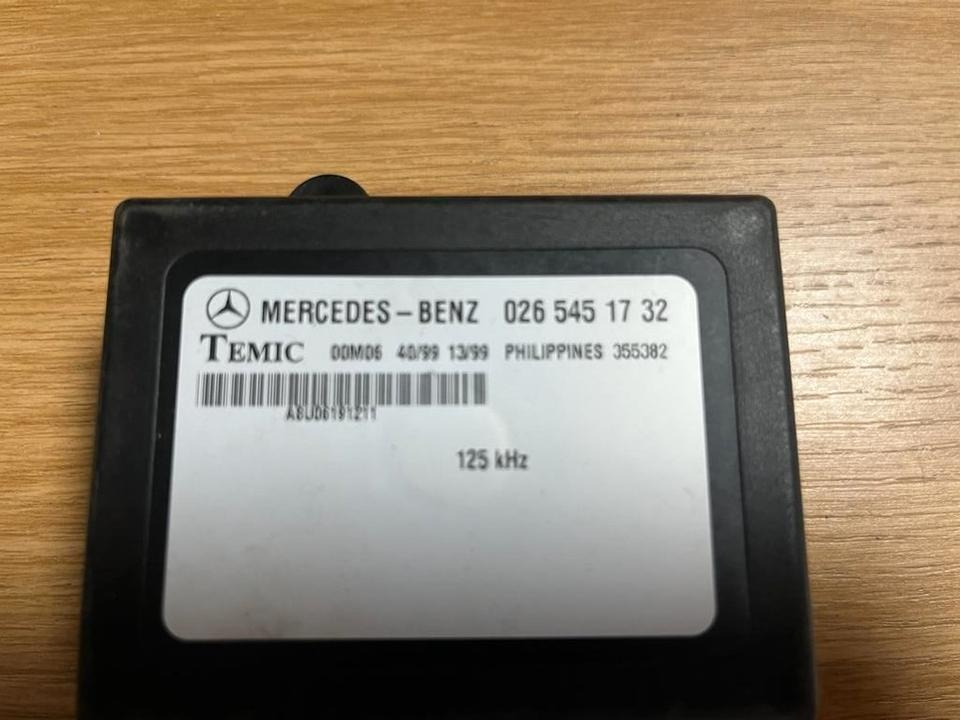 Mercedes VITO W638 Steuergerät Wegfahrsperre 0265451732 - Centralina electrónica para Camião: foto 2 Mercedes VITO W638 Steuergerät Wegfahrsperre 0265451732 - Centralina electrónica para Camião: foto 2