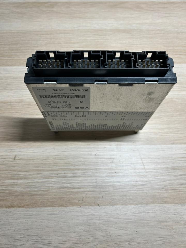Mercedes Atego VDO Elektronik FMR Steuergerät A0004462302 - Peça de reposição: foto 5 Mercedes Atego VDO Elektronik FMR Steuergerät A0004462302 - Peça de reposição: foto 5