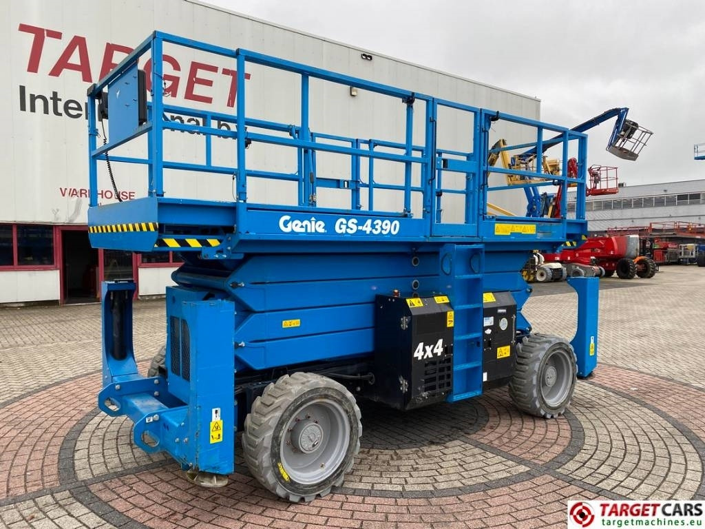 Genie GS-4390 RT LPG 4x4 Scissor Work Lift 1511cm - Plataforma de Tijera/ Plataforma de tesoura: foto 1 Genie GS-4390 RT LPG 4x4 Scissor Work Lift 1511cm - Plataforma de Tijera/ Plataforma de tesoura: foto 1