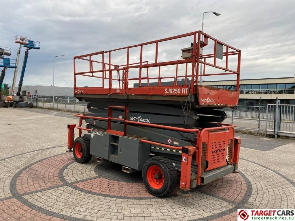 SkyJack SJ9250 RT Diesel 4x4 Scissor 9250 Work Lift 1720cm - Plataforma de Tijera/ Plataforma de tesoura: foto 2 SkyJack SJ9250 RT Diesel 4x4 Scissor 9250 Work Lift 1720cm - Plataforma de Tijera/ Plataforma de tesoura: foto 2