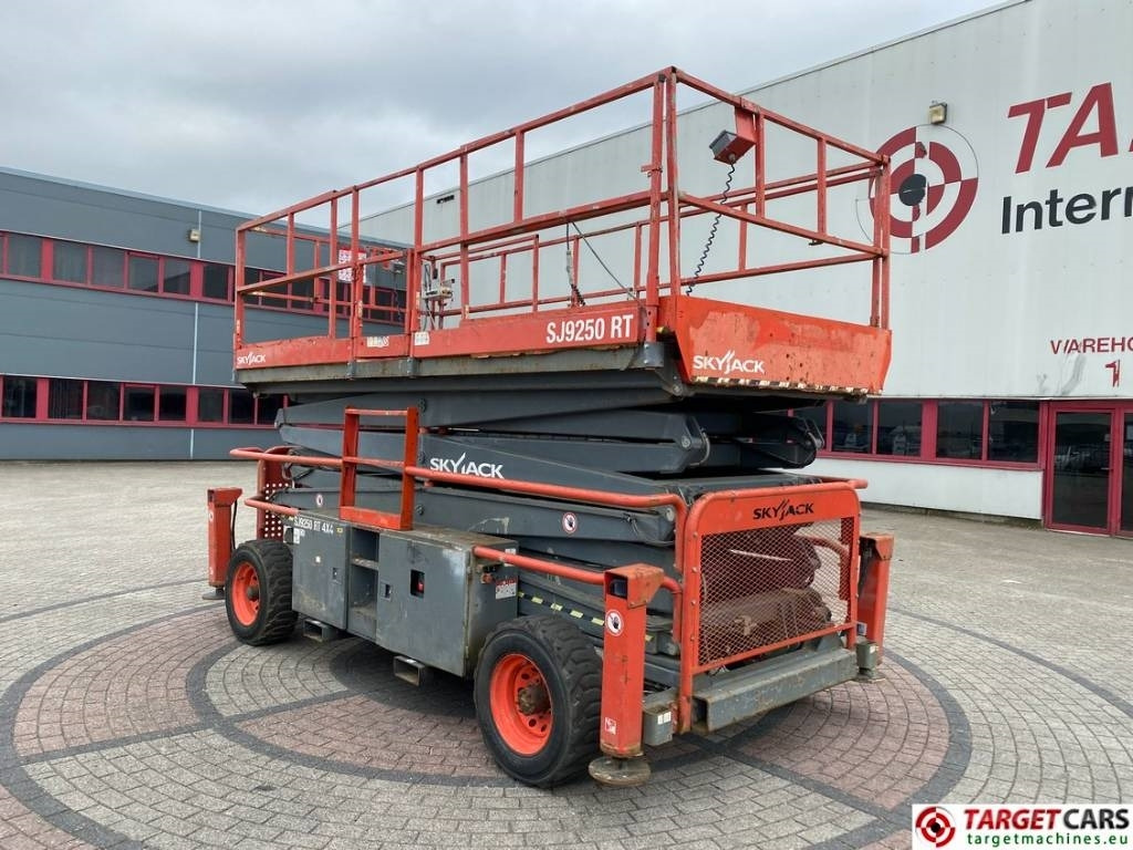 SkyJack SJ9250 RT Diesel 4x4 Scissor Work Lift 1720cm - Plataforma de Tijera/ Plataforma de tesoura: foto 4 SkyJack SJ9250 RT Diesel 4x4 Scissor Work Lift 1720cm - Plataforma de Tijera/ Plataforma de tesoura: foto 4