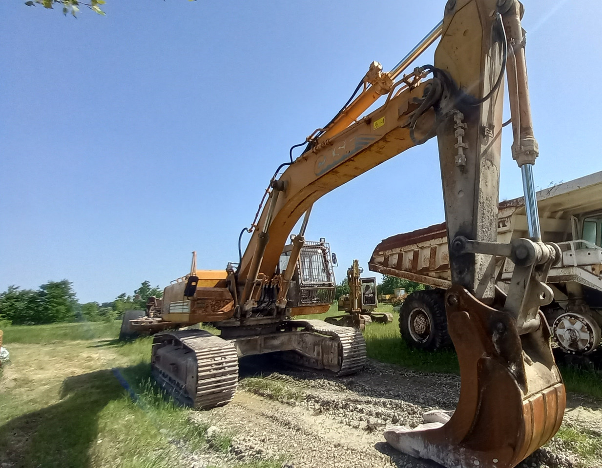 CASE Poclain 9046 Escavatore cingolato completo di cabina Rops-Fops con griglia frontale. Impianto martello. Benna. - Escavadora de rastos: foto 2 CASE Poclain 9046 Escavatore cingolato completo di cabina Rops-Fops con griglia frontale. Impianto martello. Benna. - Escavadora de rastos: foto 2