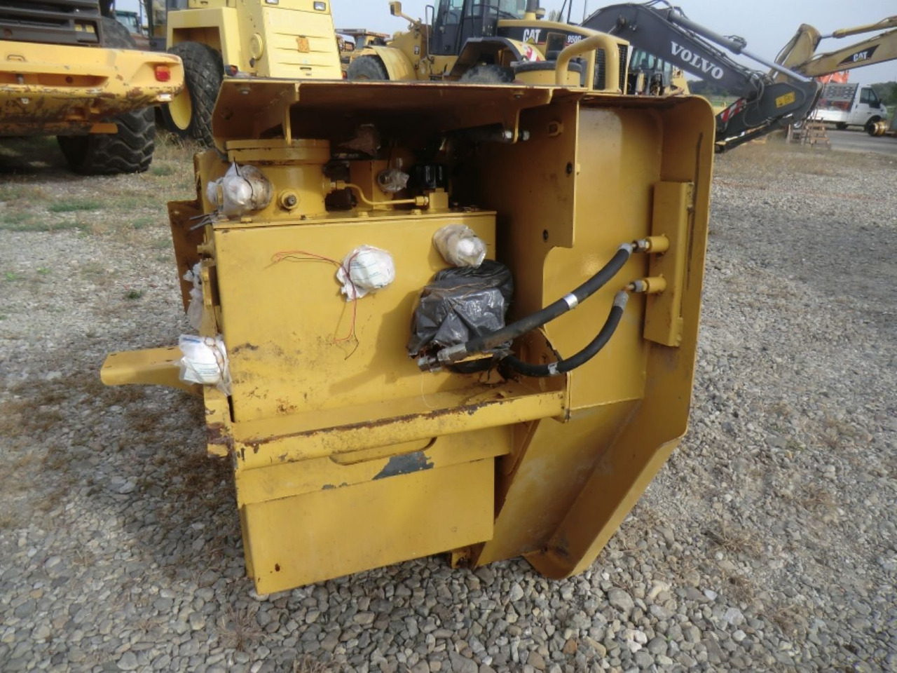 Caterpillar 735 Serbatoio gasolio - Tanque de combustível para Máquina de construção: foto 1 Caterpillar 735 Serbatoio gasolio - Tanque de combustível para Máquina de construção: foto 1