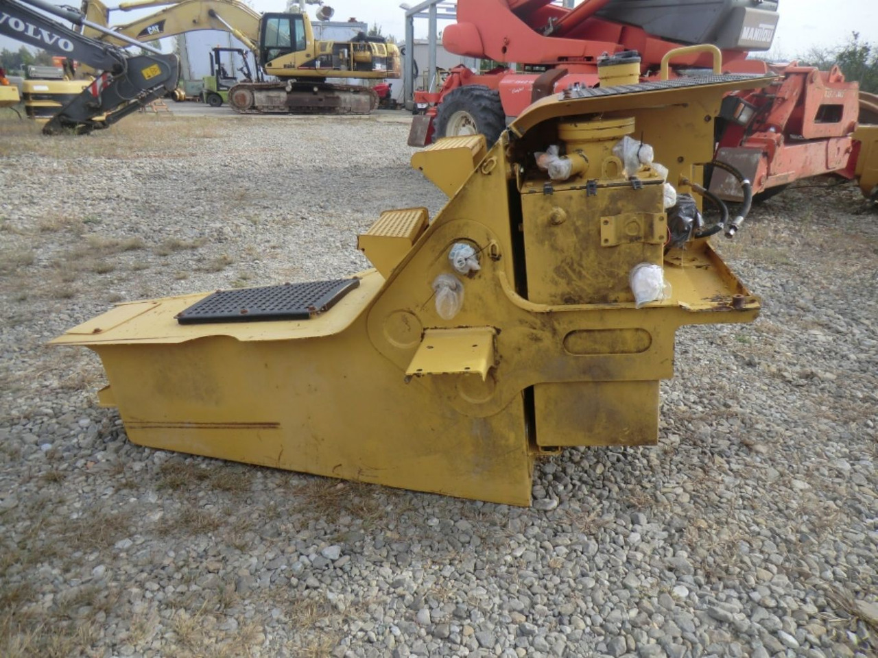 Caterpillar 735 Serbatoio gasolio - Tanque de combustível para Máquina de construção: foto 2 Caterpillar 735 Serbatoio gasolio - Tanque de combustível para Máquina de construção: foto 2