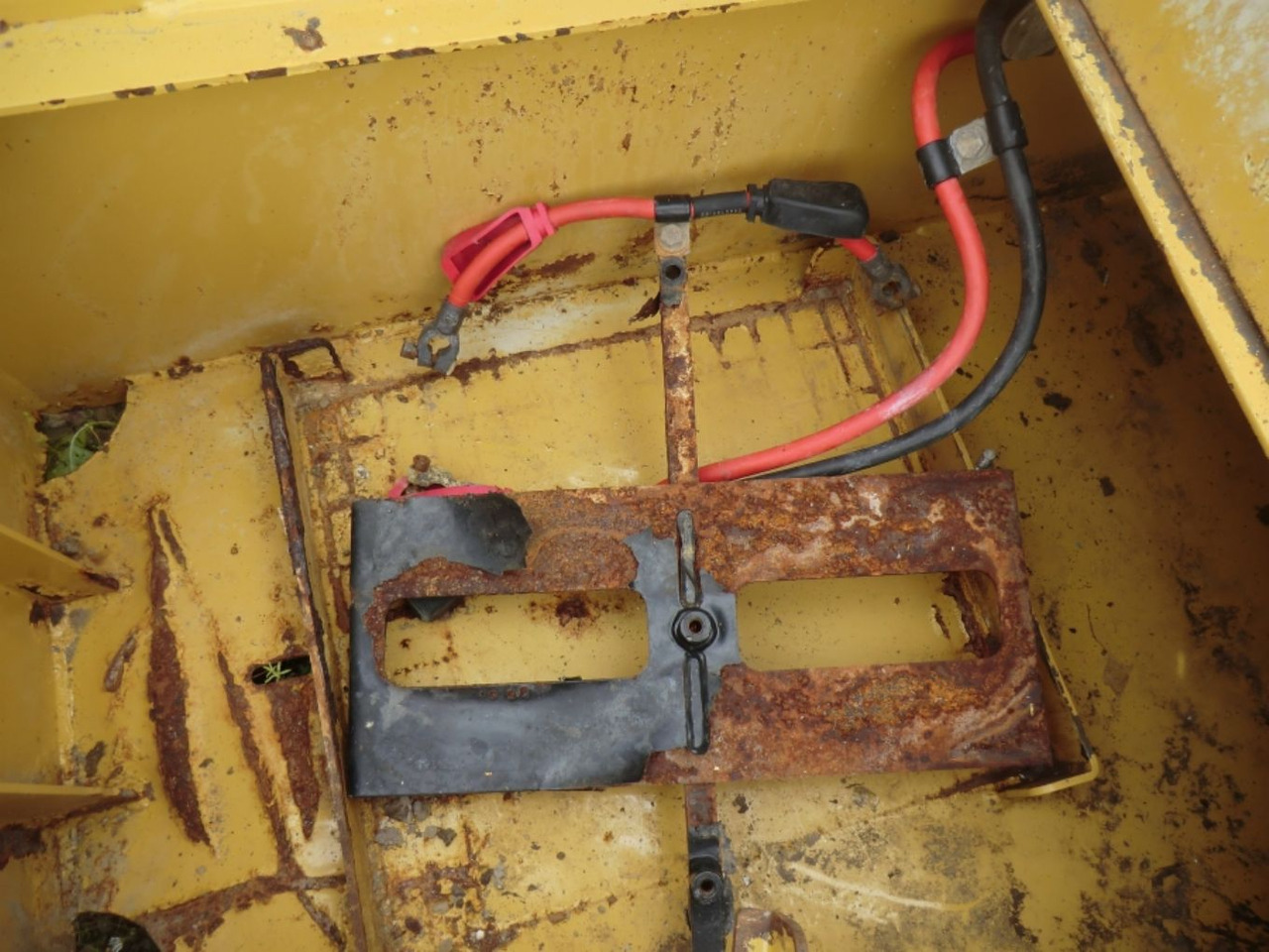 Caterpillar 735 Serbatotio olio idraulico, completo di porta batterie, quadro elettrico. - Tanque hidráulico para Máquina de construção: foto 5 Caterpillar 735 Serbatotio olio idraulico, completo di porta batterie, quadro elettrico. - Tanque hidráulico para Máquina de construção: foto 5