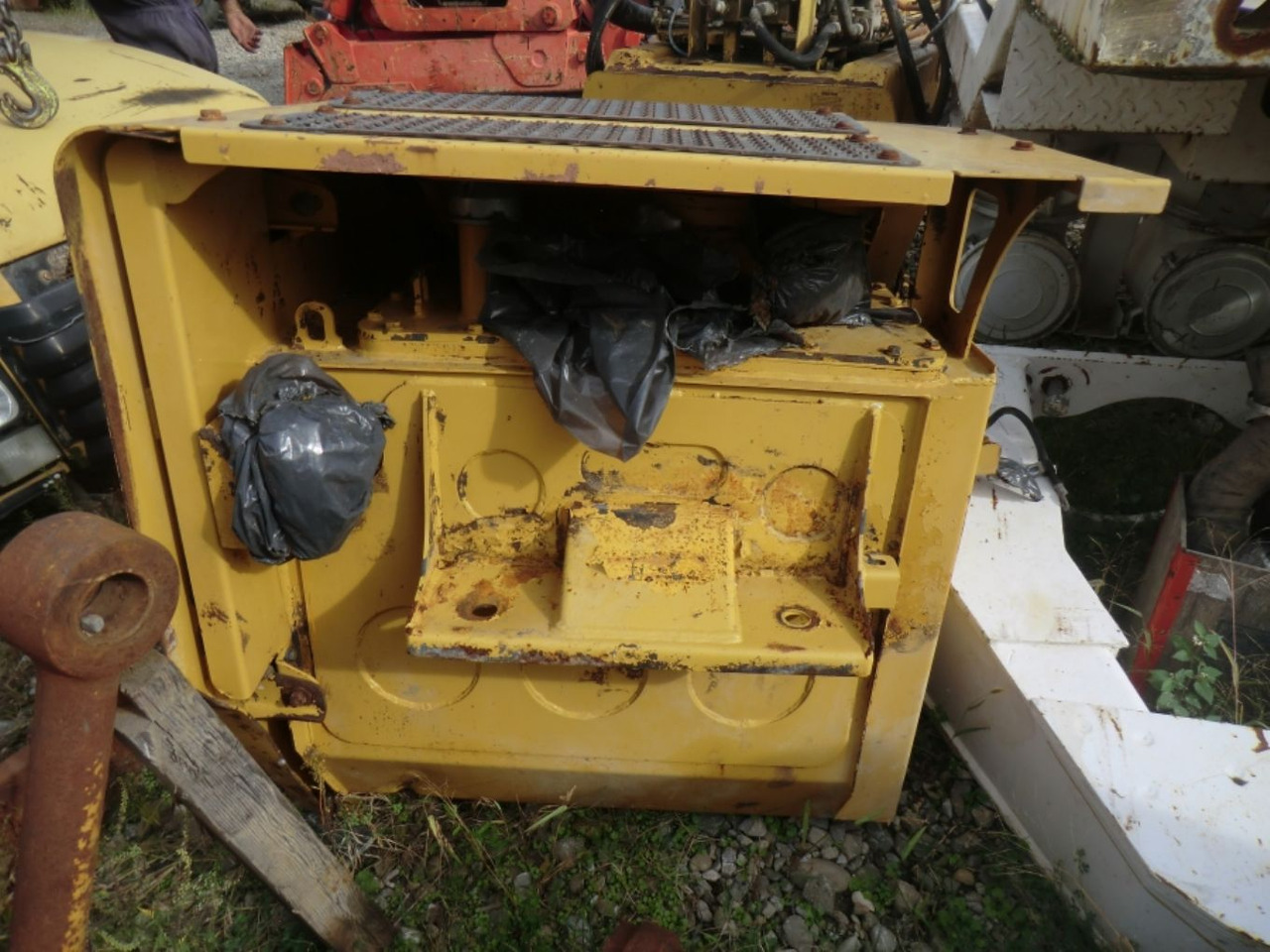 Caterpillar 735 Serbatotio olio idraulico, completo di porta batterie, quadro elettrico. - Tanque hidráulico para Máquina de construção: foto 2 Caterpillar 735 Serbatotio olio idraulico, completo di porta batterie, quadro elettrico. - Tanque hidráulico para Máquina de construção: foto 2